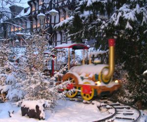 Kinder Eisenbahn im Mini Weihnachtswald